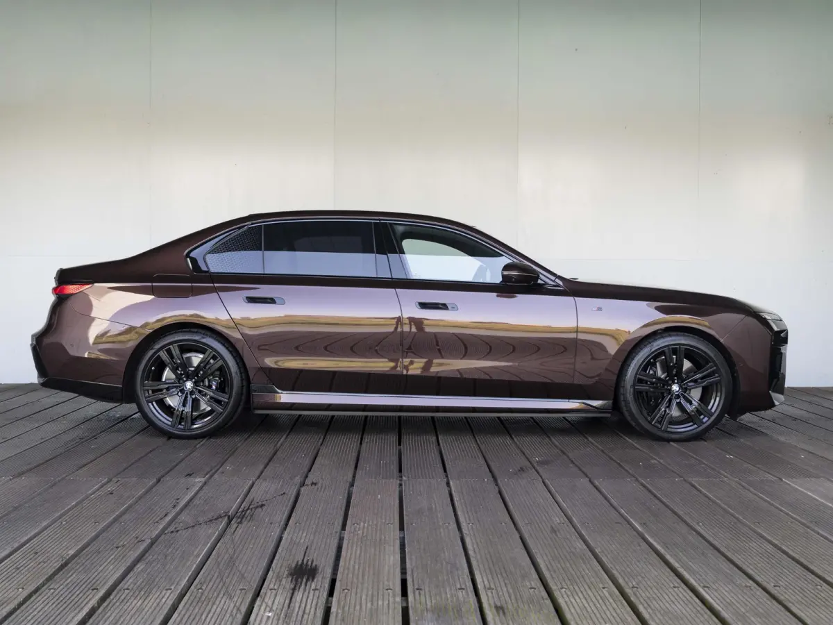 xDrive60 | M Sportpakket Pro | Colour PPF Mahony Brown | Connoisseur Pack | Climate Acoustics Pack | Active Steering | 21 inch | Iconic Glow kristalkoplampen | Stoelventilatie | Driving Assi