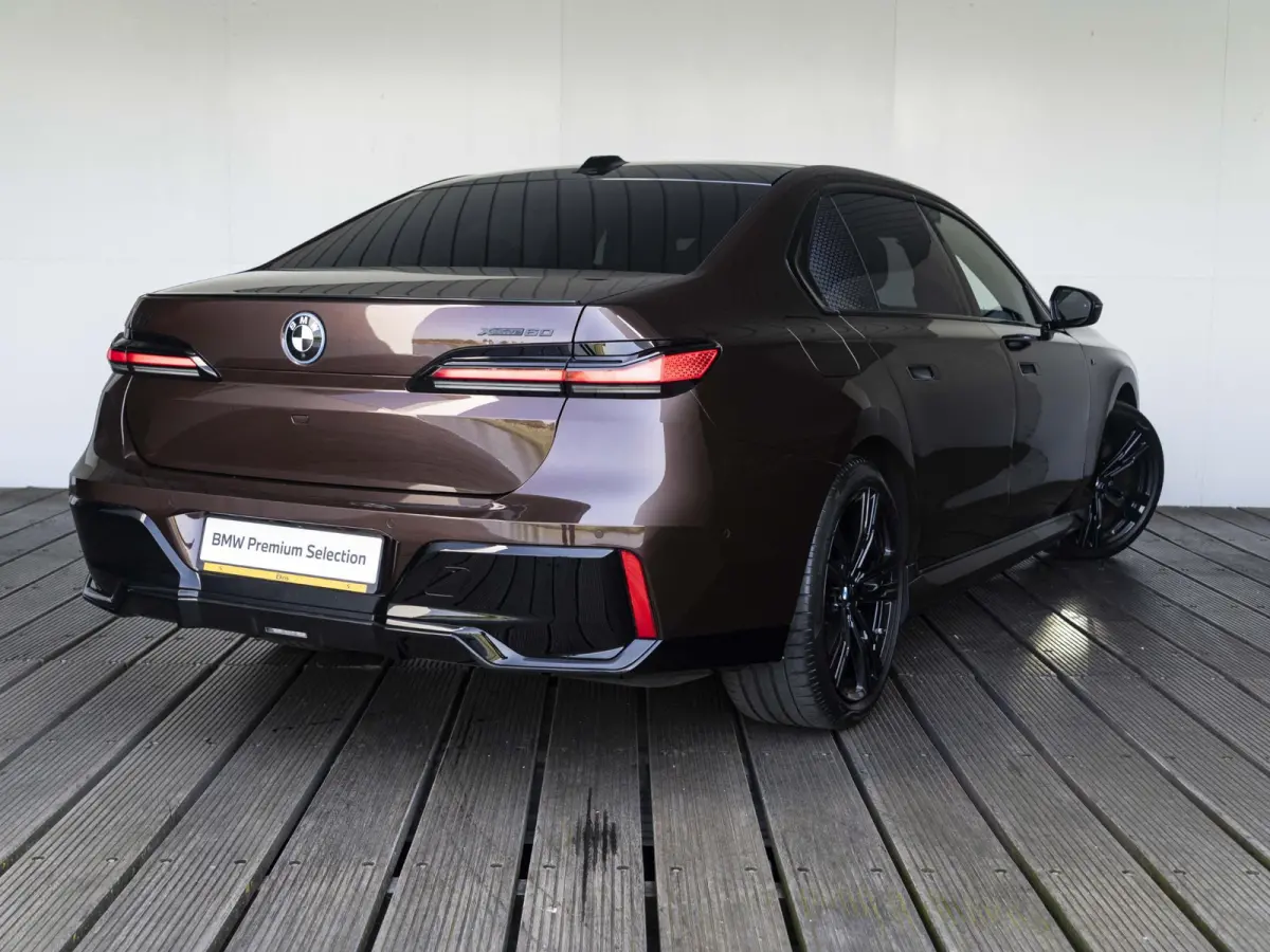 xDrive60 | M Sportpakket Pro | Colour PPF Mahony Brown | Connoisseur Pack | Climate Acoustics Pack | Active Steering | 21 inch | Iconic Glow kristalkoplampen | Stoelventilatie | Driving Assi