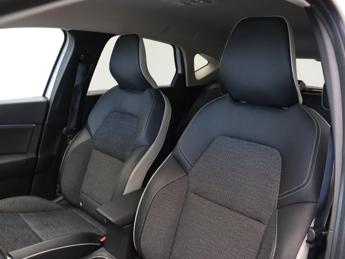 1.6 E-Tech Hybrid 145 Techno | Achteruitrijcamera | Parkeersensoren voor en achter | Navigatie | Led verlichting |