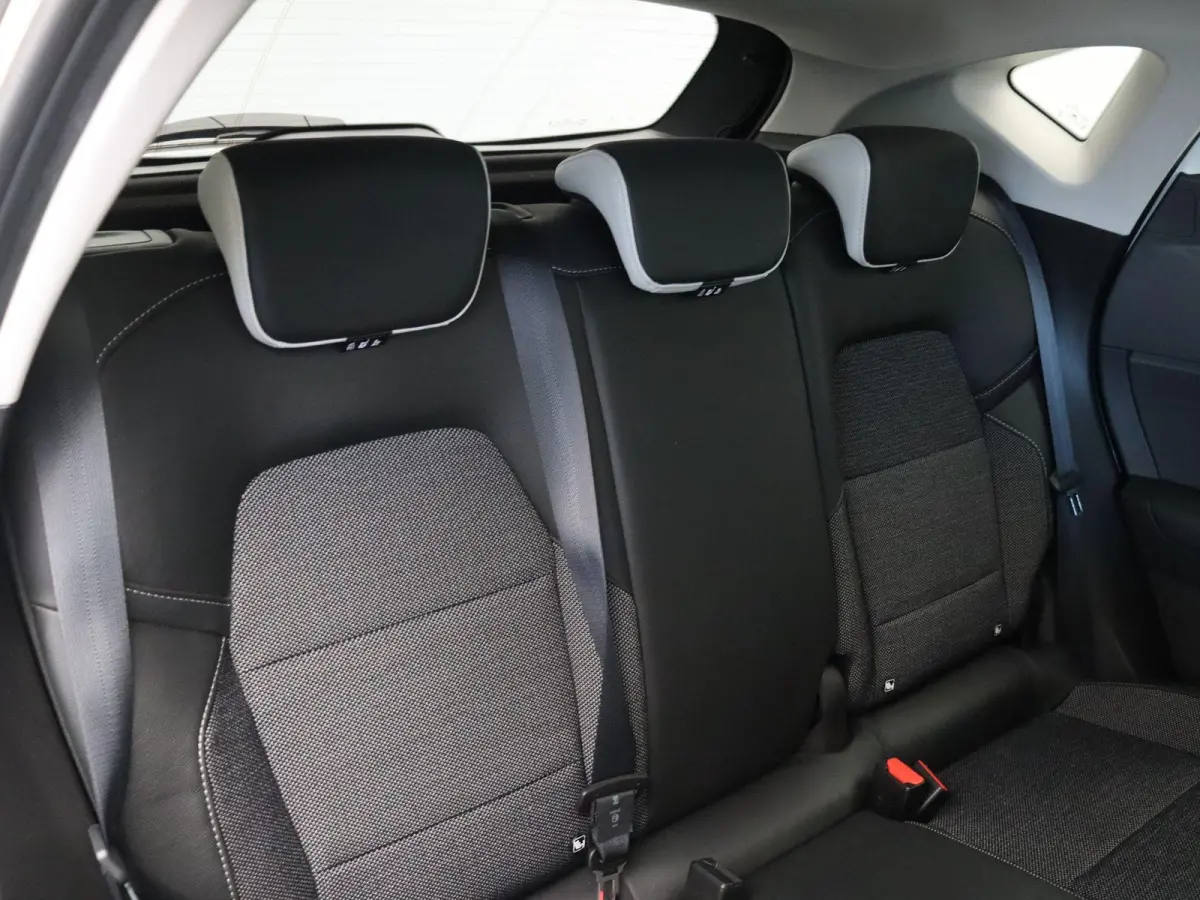 1.6 E-Tech Hybrid 145 Techno | Achteruitrijcamera | Parkeersensoren voor en achter | Navigatie | Led verlichting |