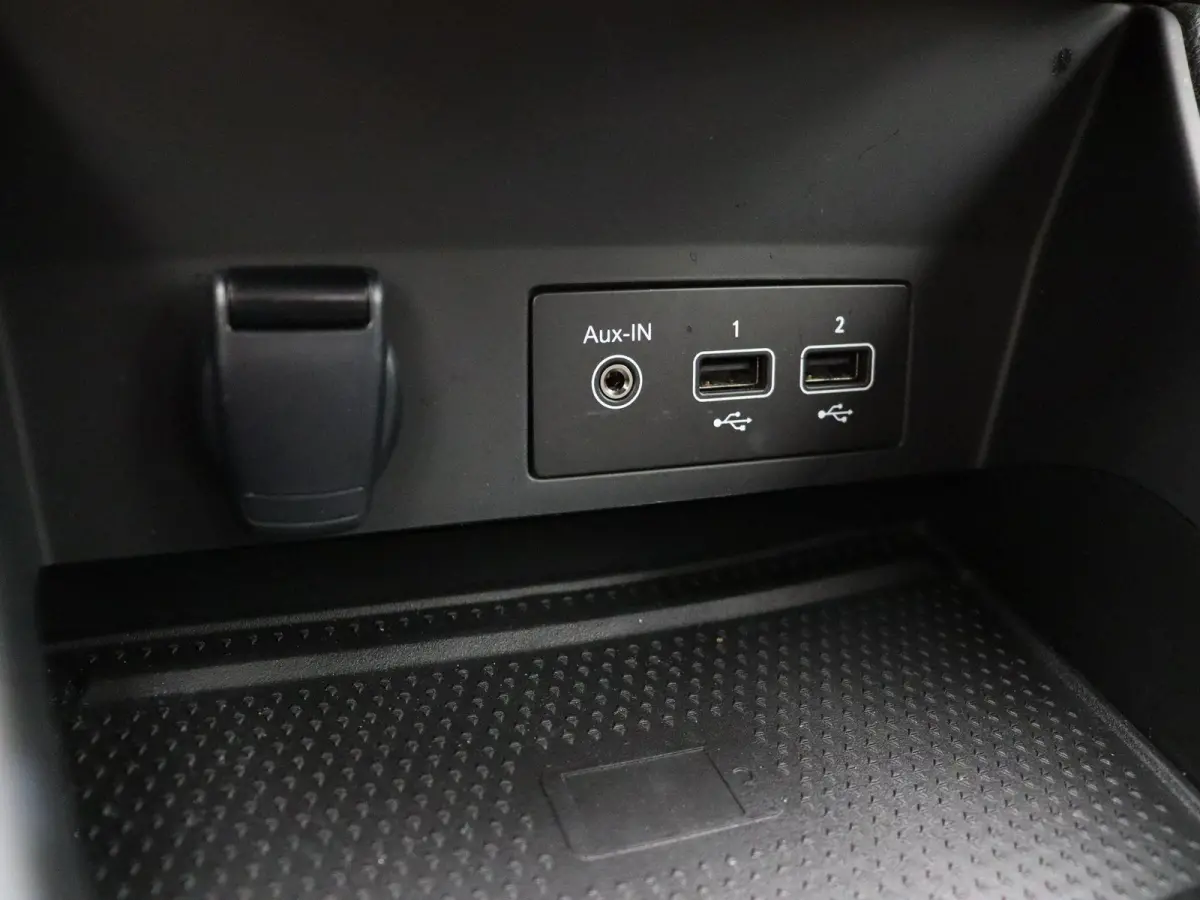 1.6 E-Tech Hybrid 145 Techno | Achteruitrijcamera | Parkeersensoren voor en achter | Navigatie | Led verlichting |