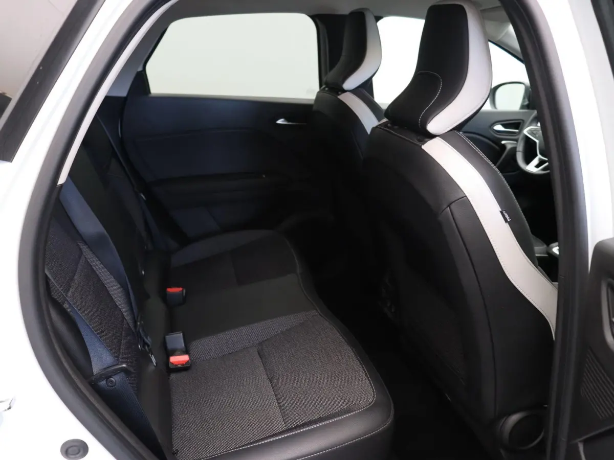 1.6 E-Tech Hybrid 145 Techno | Achteruitrijcamera | Parkeersensoren voor en achter | Navigatie | Led verlichting |