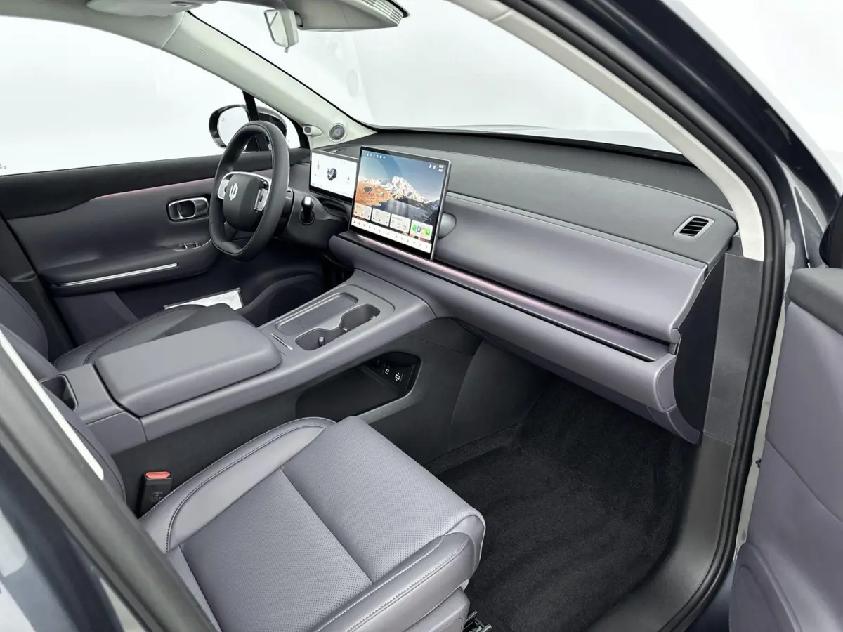 Design | Lederen bekleding | Voorstoelen verwarmd & gekoeld | Panoramadak | Electronic climate controle | Navigatiesysteem |