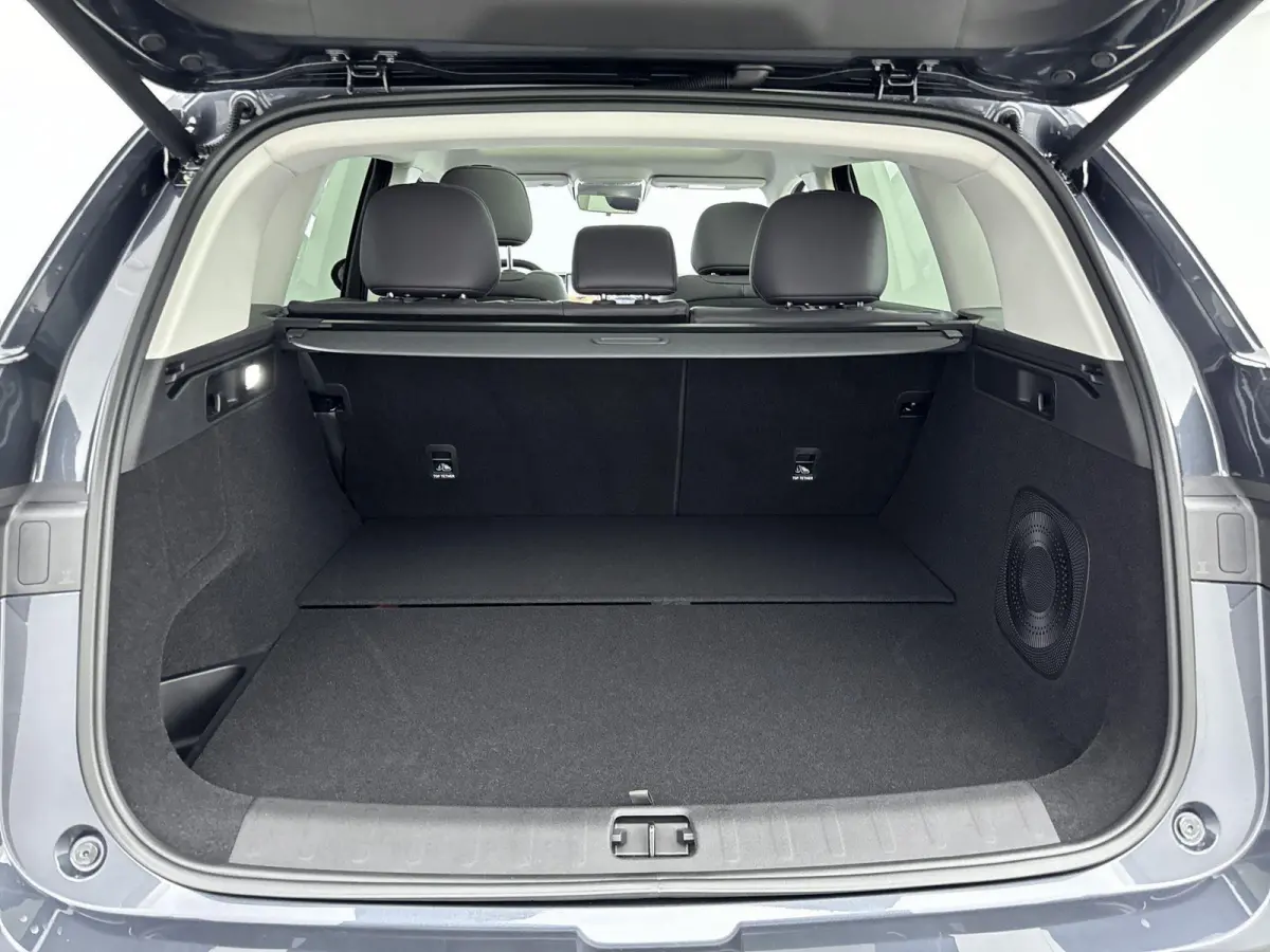 Design | Lederen bekleding | Voorstoelen verwarmd & gekoeld | Panoramadak | Electronic climate controle | Navigatiesysteem |