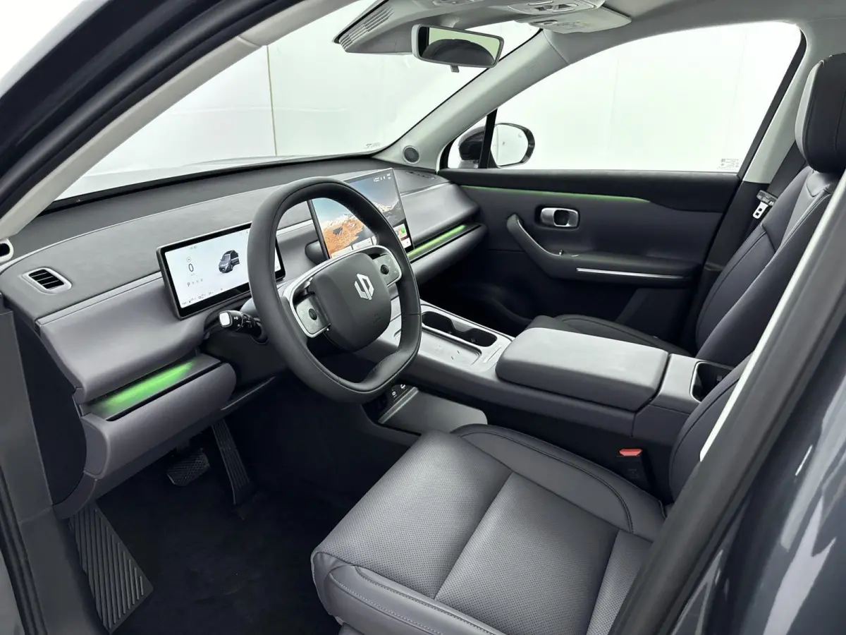 Design | Lederen bekleding | Voorstoelen verwarmd & gekoeld | Panoramadak | Electronic climate controle | Navigatiesysteem |