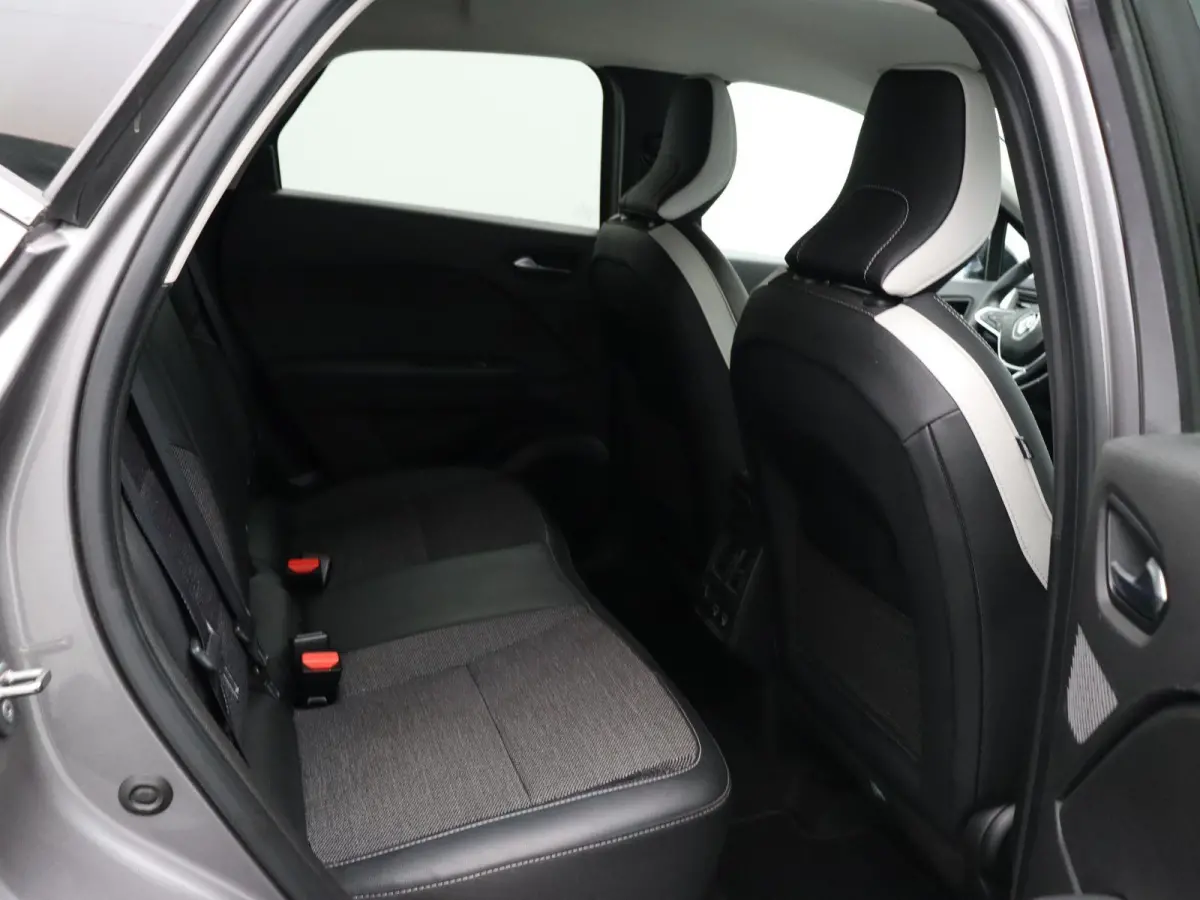 1.6 E-Tech Hybrid 145 Techno | Achteruitrijcamera | Climate Control | Parkeersensoren Voor en Achter | All season banden |