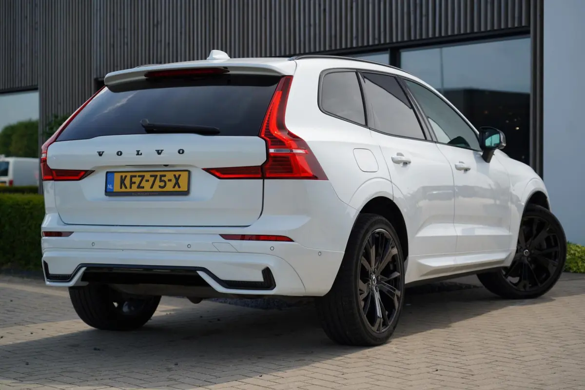 2.0 T6 Plug-in hybrid AWD Plus Dark Long Range | Harman Kardon | Elektrische verstelbare voorstoelen incl. geheugen | Adaptieve cruise control incl. BLIS | Stuurwielverwarming | Stoelverwarm