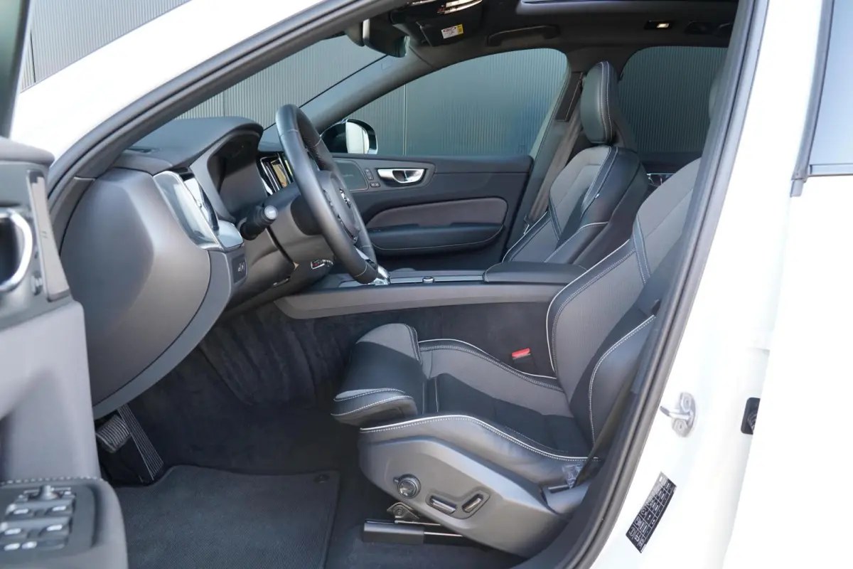 2.0 T6 Plug-in hybrid AWD Plus Dark Long Range | Harman Kardon | Elektrische verstelbare voorstoelen incl. geheugen | Adaptieve cruise control incl. BLIS | Stuurwielverwarming | Stoelverwarm
