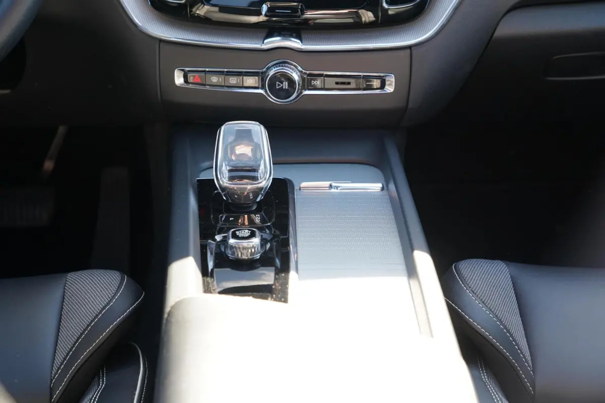 2.0 T6 Plug-in hybrid AWD Plus Dark Long Range | Harman Kardon | Elektrische verstelbare voorstoelen incl. geheugen | Adaptieve cruise control incl. BLIS | Stuurwielverwarming | Stoelverwarm