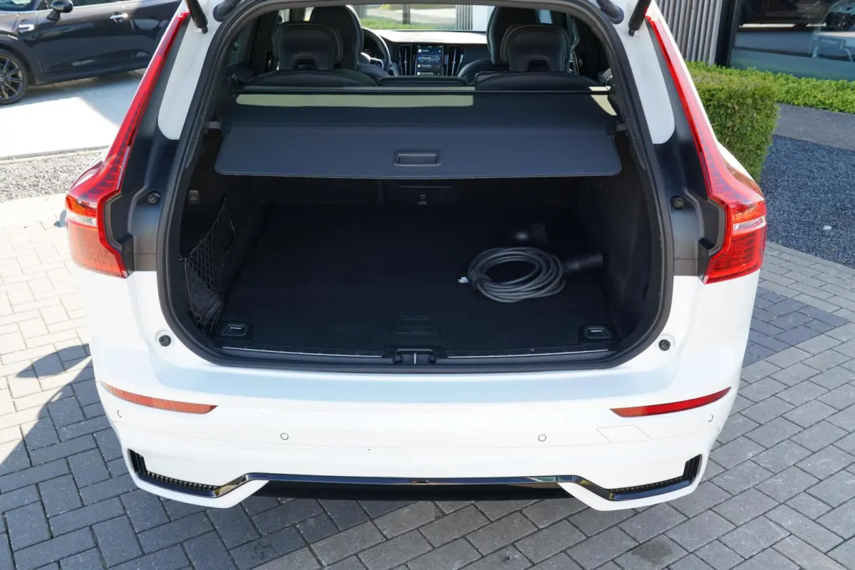 2.0 T6 Plug-in hybrid AWD Plus Dark Long Range | Harman Kardon | Elektrische verstelbare voorstoelen incl. geheugen | Adaptieve cruise control incl. BLIS | Stuurwielverwarming | Stoelverwarm