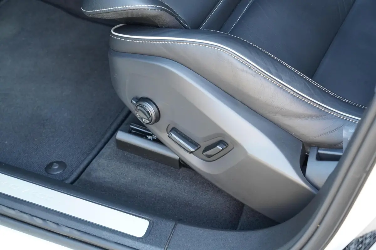 2.0 T6 Plug-in hybrid AWD Plus Dark Long Range | Harman Kardon | Elektrische verstelbare voorstoelen incl. geheugen | Adaptieve cruise control incl. BLIS | Stuurwielverwarming | Stoelverwarm