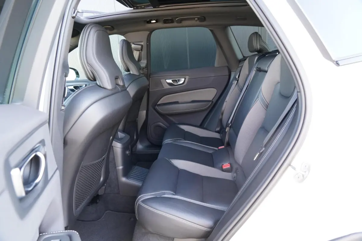 2.0 T6 Plug-in hybrid AWD Plus Dark Long Range | Harman Kardon | Elektrische verstelbare voorstoelen incl. geheugen | Adaptieve cruise control incl. BLIS | Stuurwielverwarming | Stoelverwarm