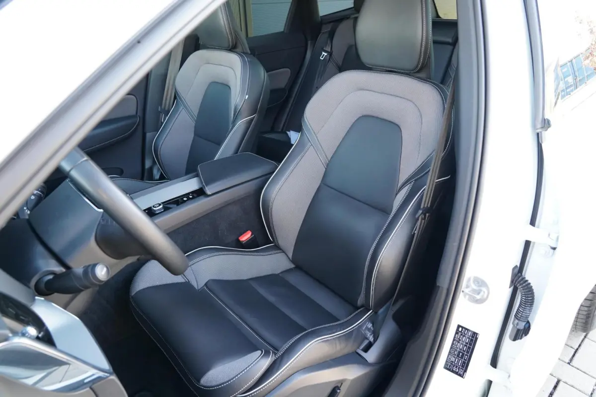 2.0 T6 Plug-in hybrid AWD Plus Dark Long Range | Harman Kardon | Elektrische verstelbare voorstoelen incl. geheugen | Adaptieve cruise control incl. BLIS | Stuurwielverwarming | Stoelverwarm