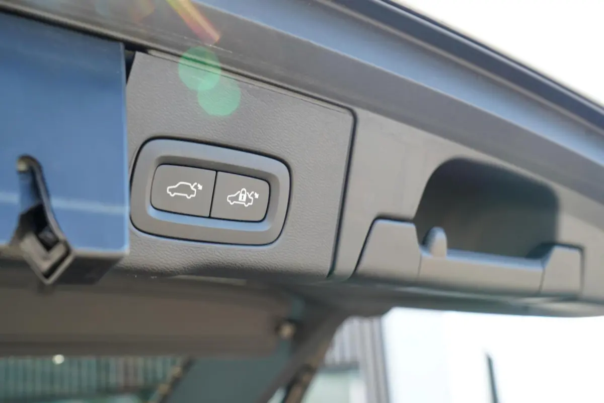2.0 T6 Plug-in hybrid AWD Plus Dark Long Range | Harman Kardon | Elektrische verstelbare voorstoelen incl. geheugen | Adaptieve cruise control incl. BLIS | Stuurwielverwarming | Stoelverwarm