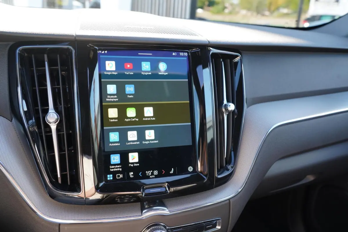 2.0 T6 Plug-in hybrid AWD Plus Dark Long Range | Harman Kardon | Elektrische verstelbare voorstoelen incl. geheugen | Adaptieve cruise control incl. BLIS | Stuurwielverwarming | Stoelverwarm