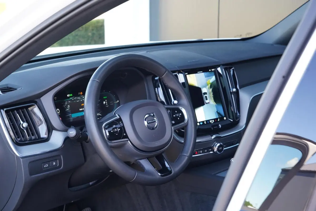2.0 T6 Plug-in hybrid AWD Plus Dark Long Range | Harman Kardon | Elektrische verstelbare voorstoelen incl. geheugen | Adaptieve cruise control incl. BLIS | Stuurwielverwarming | Stoelverwarm