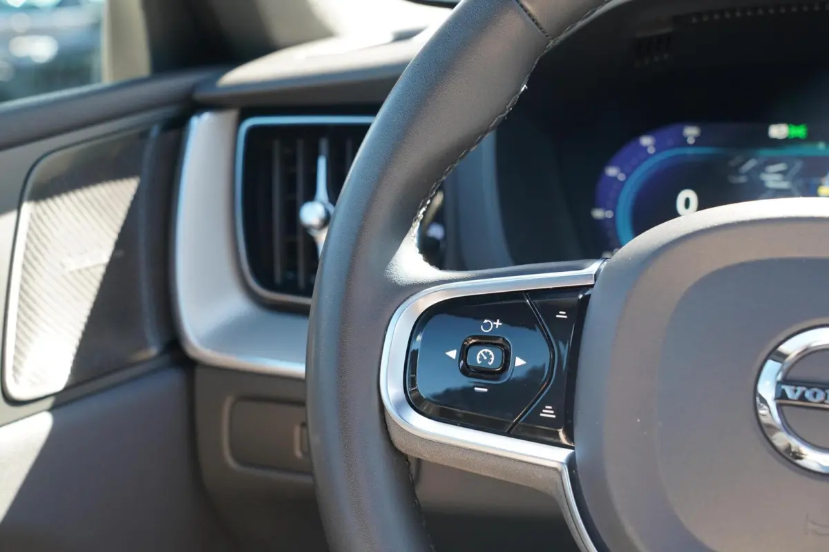 2.0 T6 Plug-in hybrid AWD Plus Dark Long Range | Harman Kardon | Elektrische verstelbare voorstoelen incl. geheugen | Adaptieve cruise control incl. BLIS | Stuurwielverwarming | Stoelverwarm