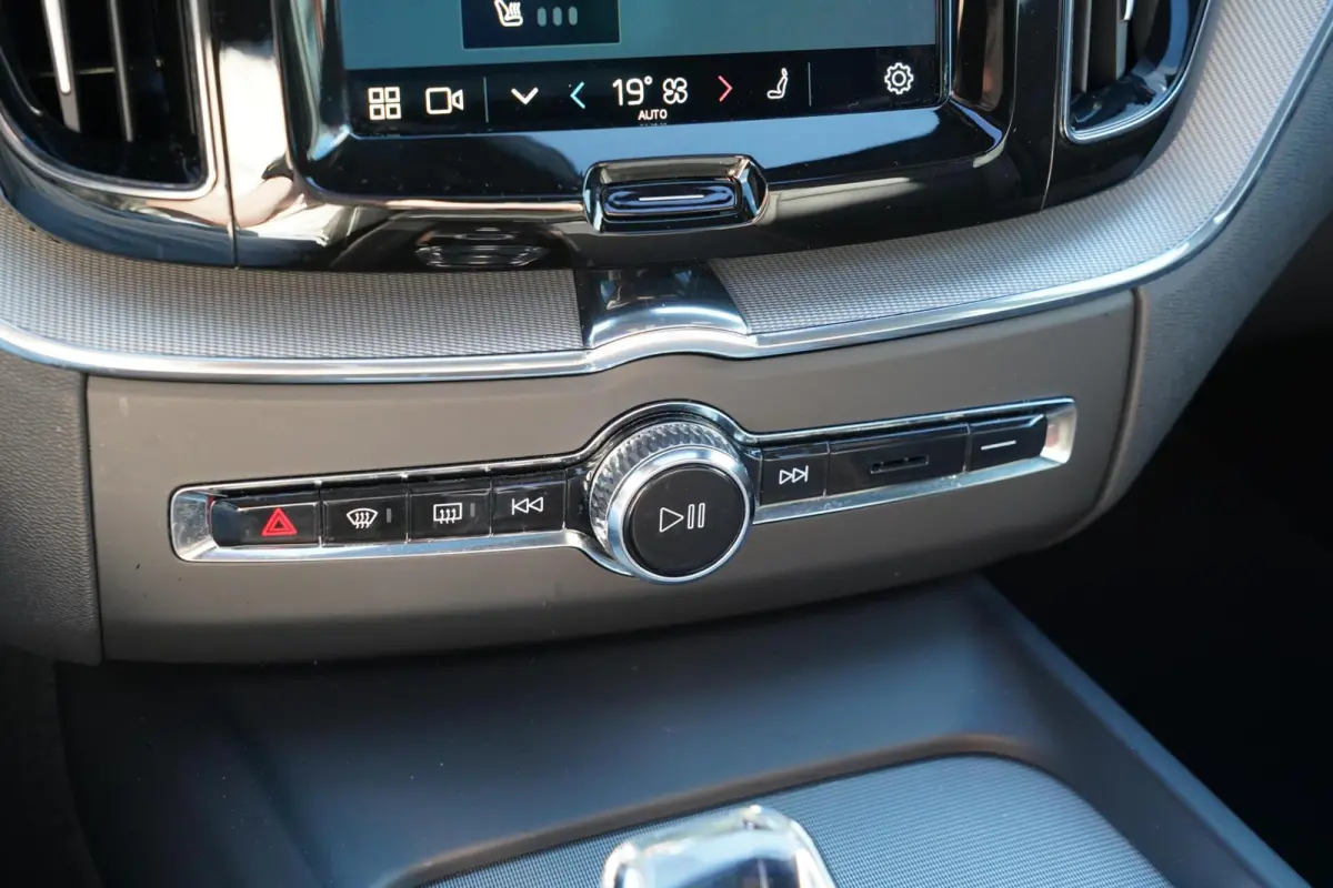 2.0 T6 Plug-in hybrid AWD Plus Dark Long Range | Harman Kardon | Elektrische verstelbare voorstoelen incl. geheugen | Adaptieve cruise control incl. BLIS | Stuurwielverwarming | Stoelverwarm