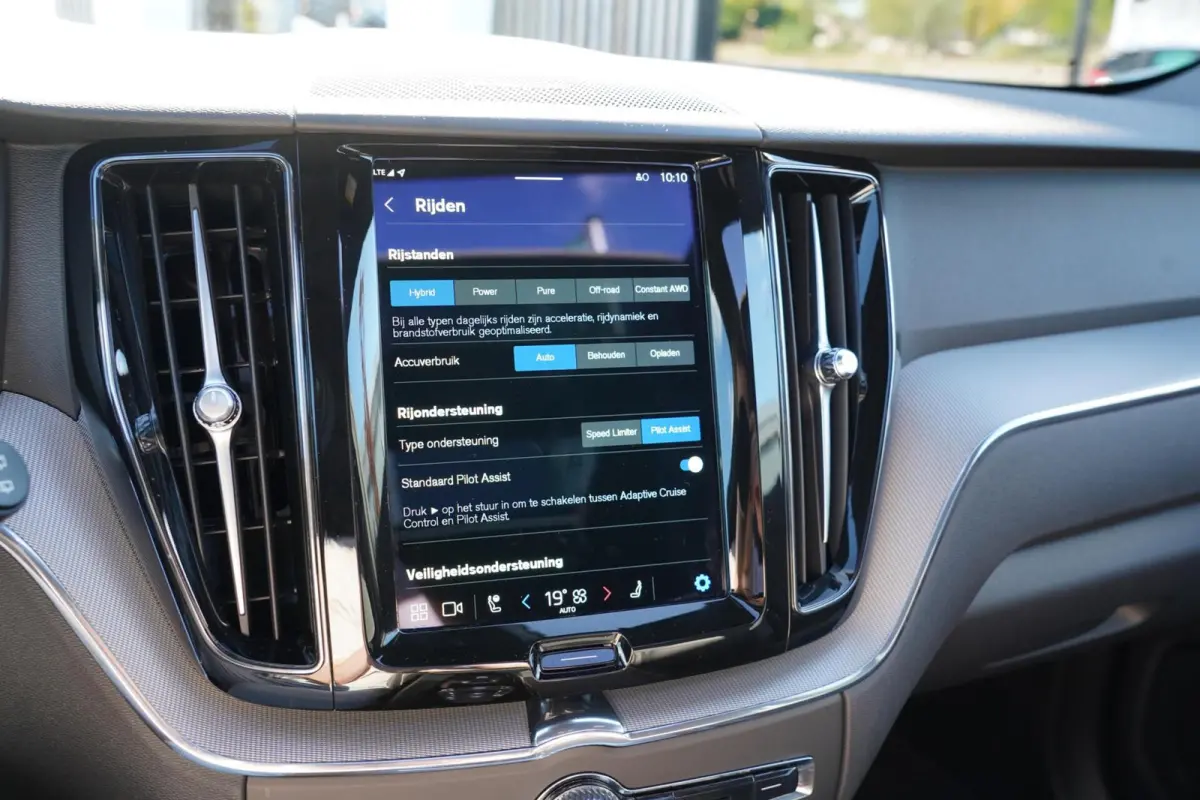 2.0 T6 Plug-in hybrid AWD Plus Dark Long Range | Harman Kardon | Elektrische verstelbare voorstoelen incl. geheugen | Adaptieve cruise control incl. BLIS | Stuurwielverwarming | Stoelverwarm