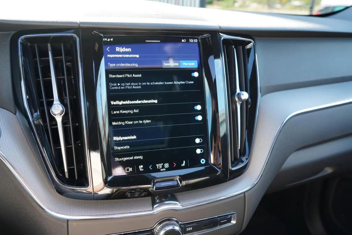 2.0 T6 Plug-in hybrid AWD Plus Dark Long Range | Harman Kardon | Elektrische verstelbare voorstoelen incl. geheugen | Adaptieve cruise control incl. BLIS | Stuurwielverwarming | Stoelverwarm