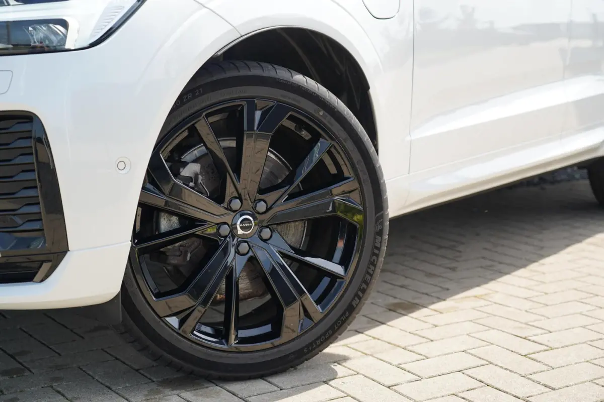 2.0 T6 Plug-in hybrid AWD Plus Dark Long Range | Harman Kardon | Elektrische verstelbare voorstoelen incl. geheugen | Adaptieve cruise control incl. BLIS | Stuurwielverwarming | Stoelverwarm