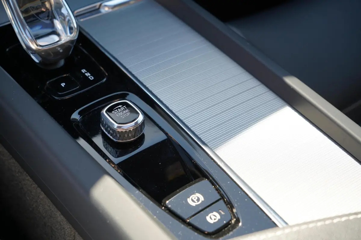 2.0 T6 Plug-in hybrid AWD Plus Dark Long Range | Harman Kardon | Elektrische verstelbare voorstoelen incl. geheugen | Adaptieve cruise control incl. BLIS | Stuurwielverwarming | Stoelverwarm