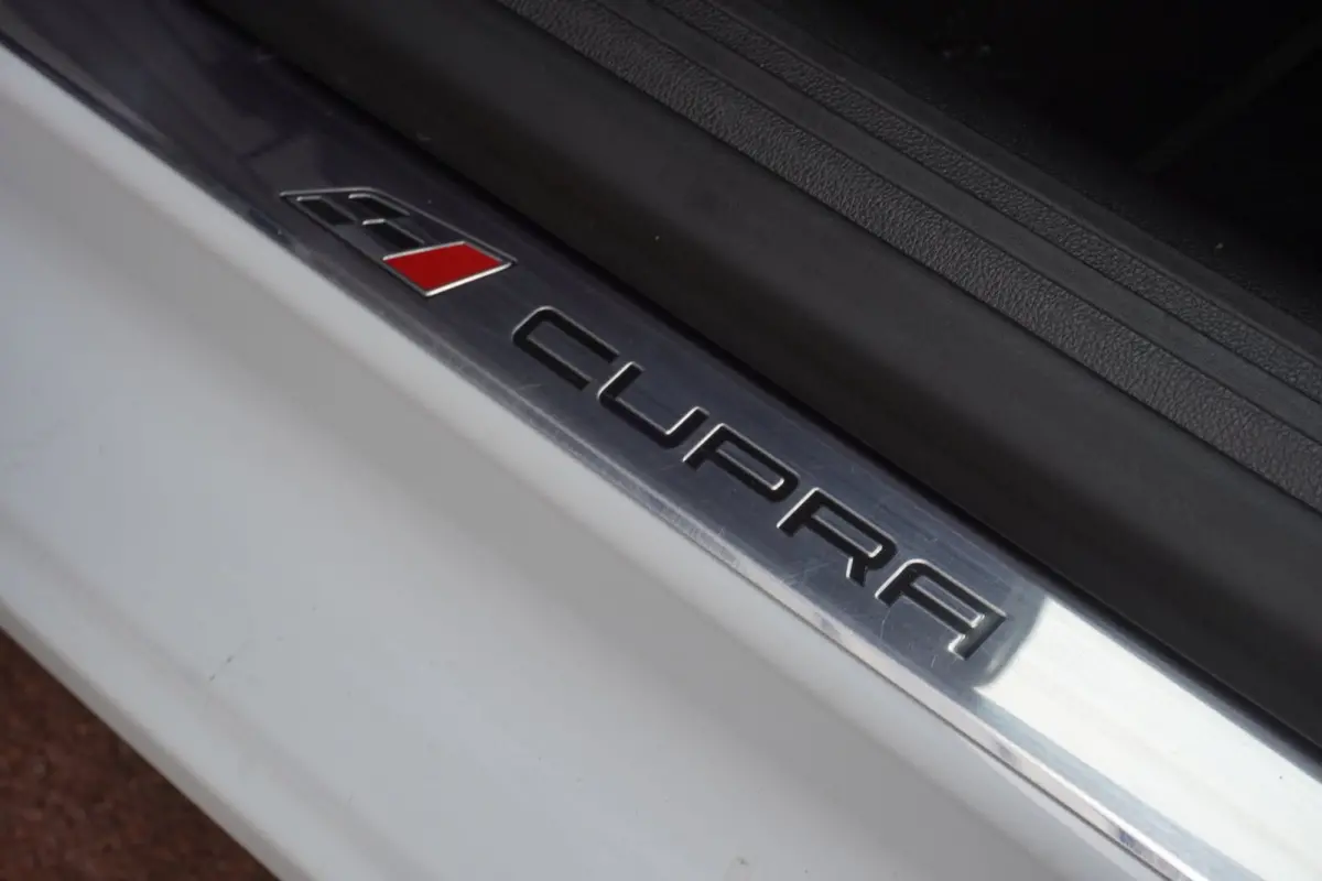 2.0 TSI CUPRA 300 / ORIG-NL / DCC / Virtual / Sfeerverlichting / ParelmoerWit / All-seasons / = ZOMER AKTIE !!