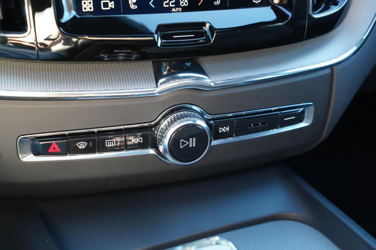T6 Plug-in hybrid AWD Plus Dark Long Range | Trekhaak | Panoramisch schuif/kanteldak | 360 graden camera | Stoel en stuurwielverwarming | Parkeerverwarming | Adaptieve cruise control incl. B