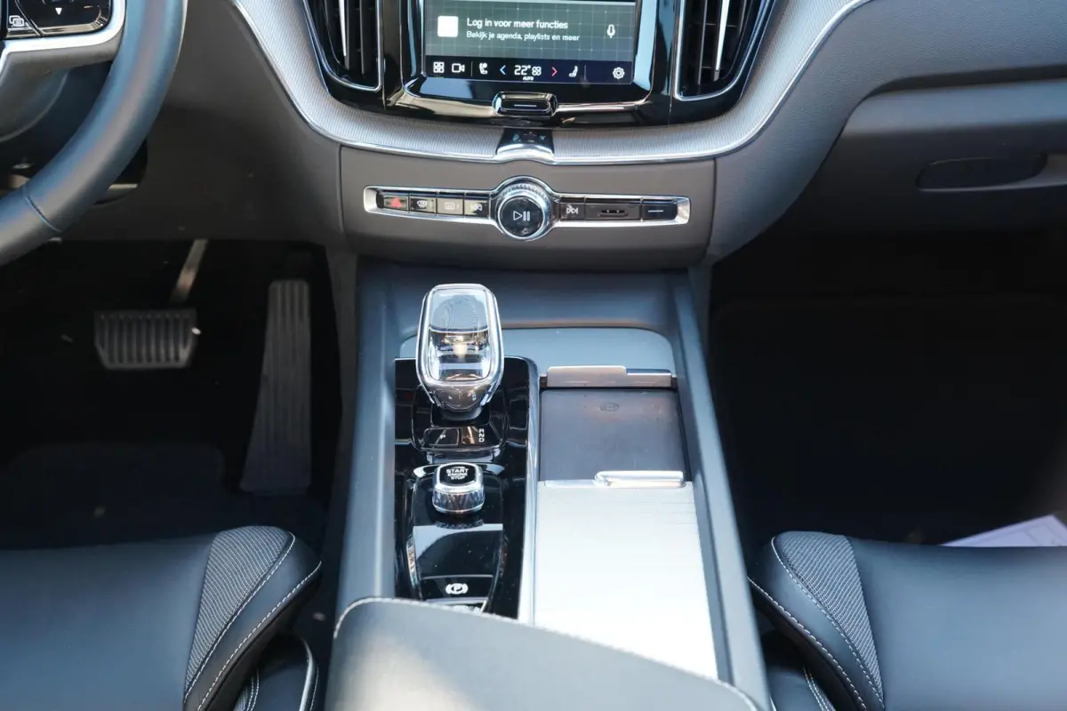 T6 Plug-in hybrid AWD Plus Dark Long Range | Trekhaak | Panoramisch schuif/kanteldak | 360 graden camera | Stoel en stuurwielverwarming | Parkeerverwarming | Adaptieve cruise control incl. B
