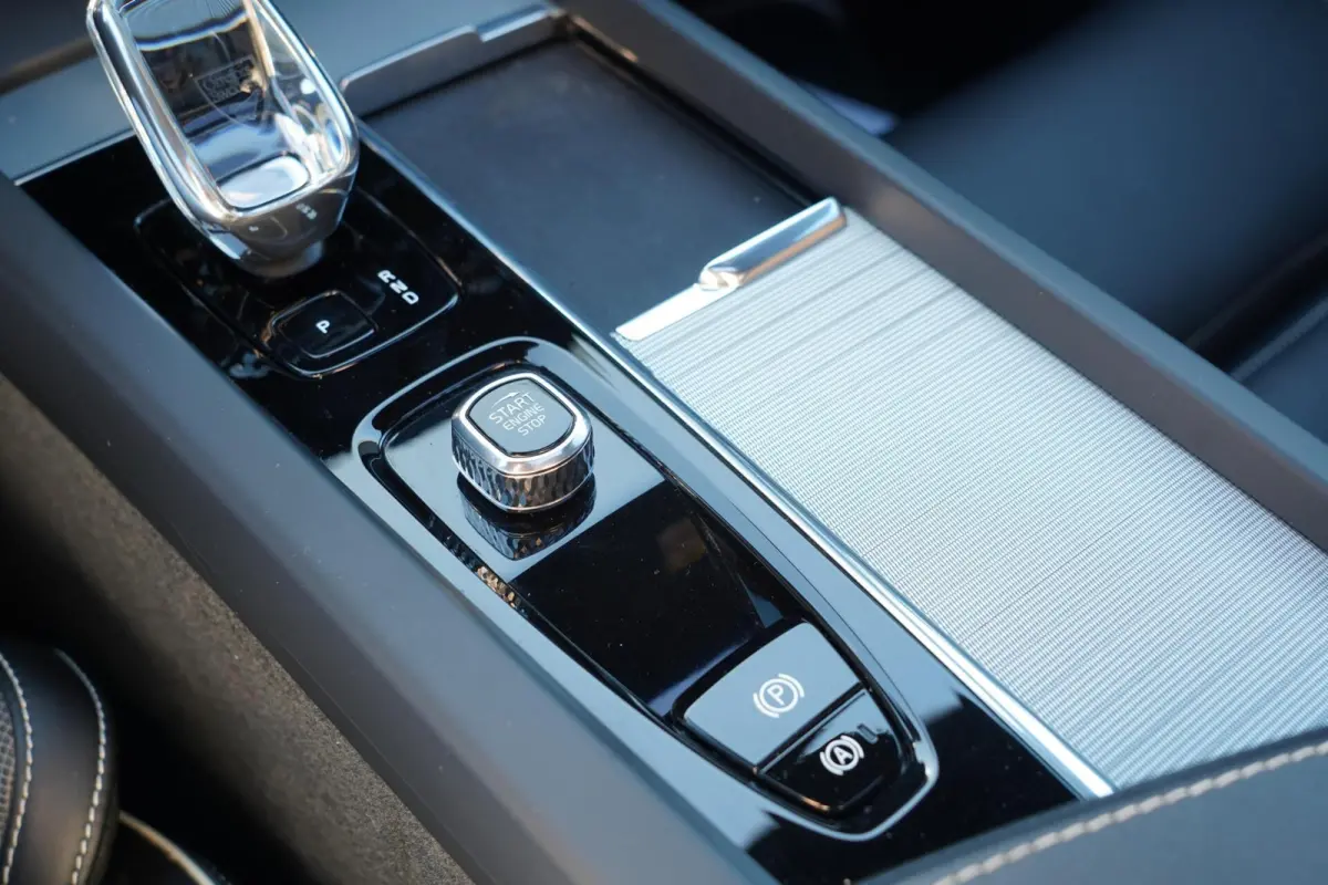 T6 Plug-in hybrid AWD Plus Dark Long Range | Trekhaak | Panoramisch schuif/kanteldak | 360 graden camera | Stoel en stuurwielverwarming | Parkeerverwarming | Adaptieve cruise control incl. B