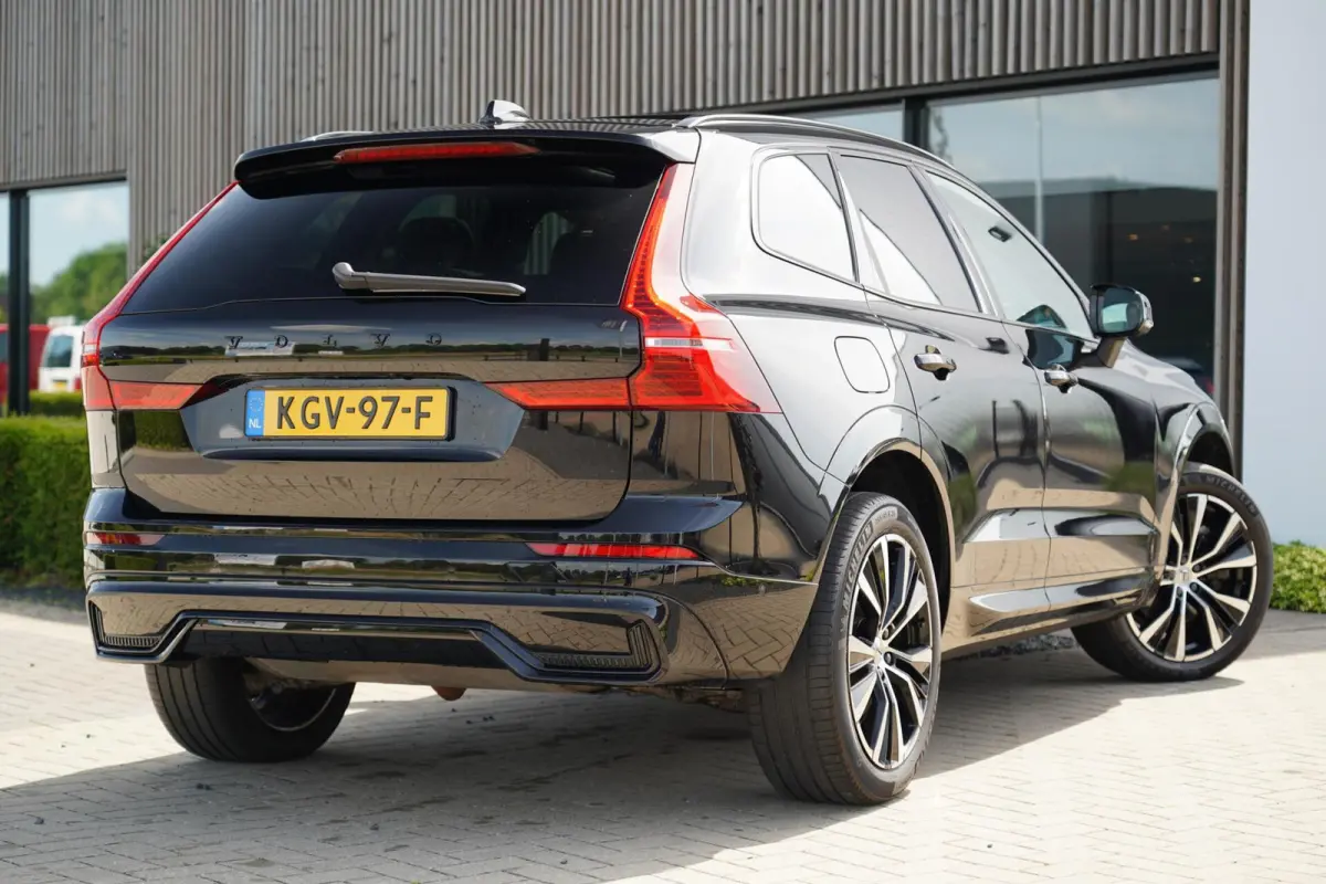 T6 Plug-in hybrid AWD Plus Dark Long Range | Trekhaak | Panoramisch schuif/kanteldak | 360 graden camera | Stoel en stuurwielverwarming | Parkeerverwarming | Adaptieve cruise control incl. B