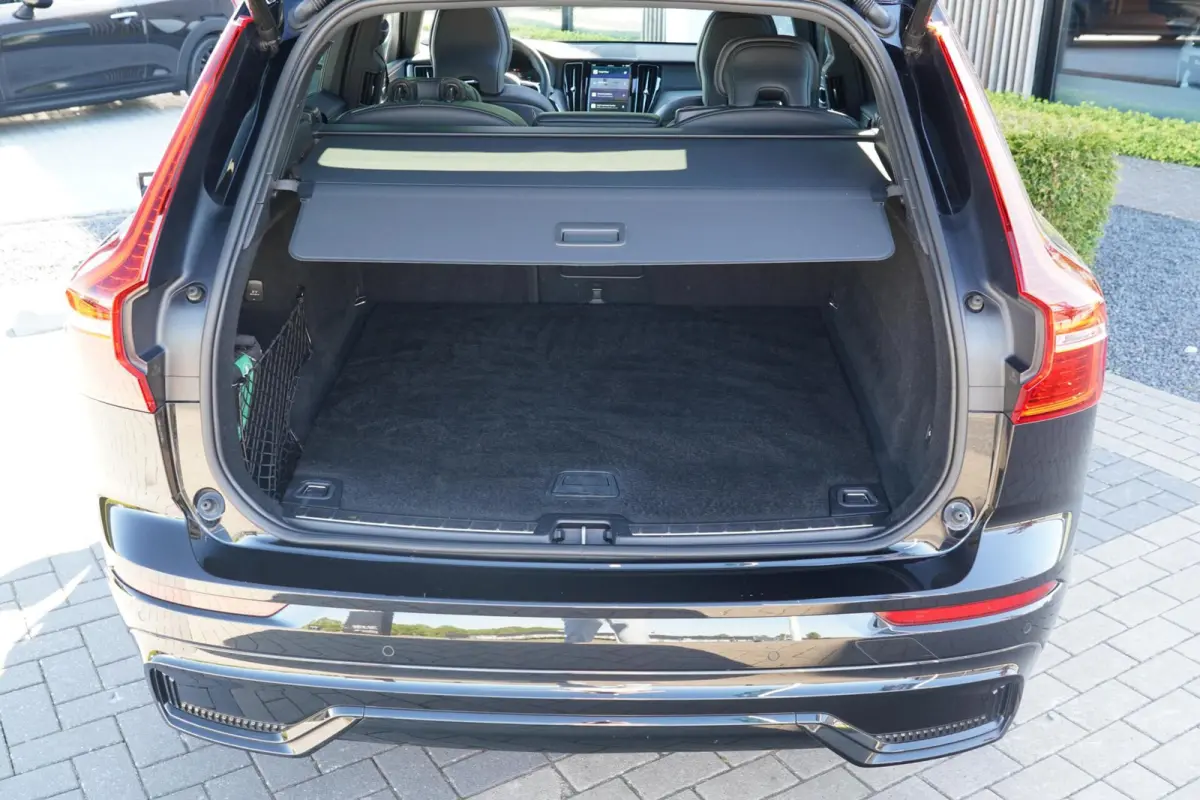 T6 Plug-in hybrid AWD Plus Dark Long Range | Trekhaak | Panoramisch schuif/kanteldak | 360 graden camera | Stoel en stuurwielverwarming | Parkeerverwarming | Adaptieve cruise control incl. B