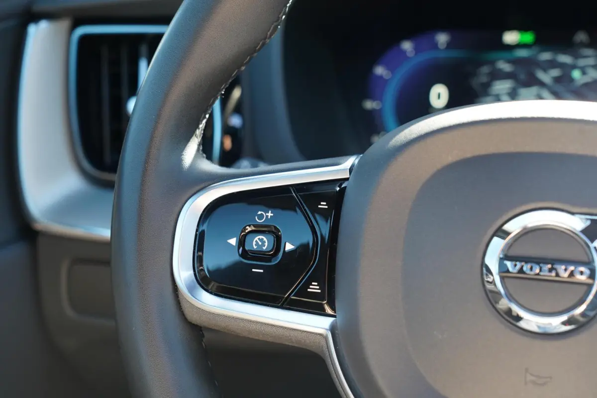 T6 Plug-in hybrid AWD Plus Dark Long Range | Trekhaak | Panoramisch schuif/kanteldak | 360 graden camera | Stoel en stuurwielverwarming | Parkeerverwarming | Adaptieve cruise control incl. B