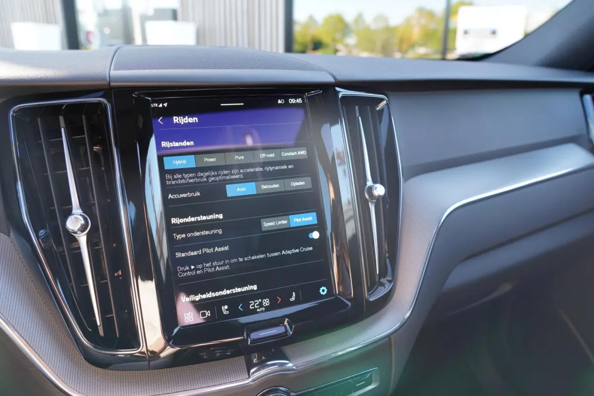 T6 Plug-in hybrid AWD Plus Dark Long Range | Trekhaak | Panoramisch schuif/kanteldak | 360 graden camera | Stoel en stuurwielverwarming | Parkeerverwarming | Adaptieve cruise control incl. B