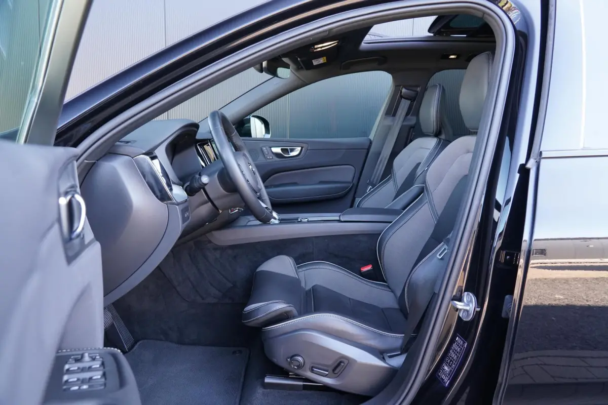 T6 Plug-in hybrid AWD Plus Dark Long Range | Trekhaak | Panoramisch schuif/kanteldak | 360 graden camera | Stoel en stuurwielverwarming | Parkeerverwarming | Adaptieve cruise control incl. B