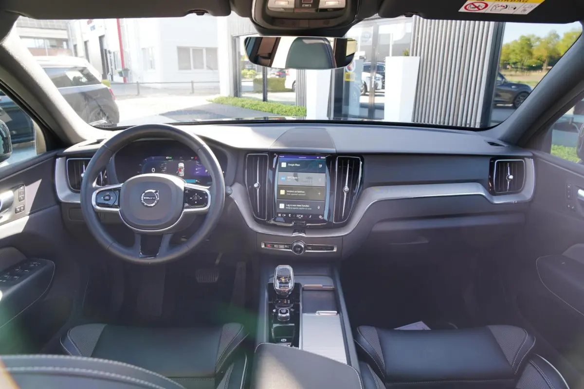 T6 Plug-in hybrid AWD Plus Dark Long Range | Trekhaak | Panoramisch schuif/kanteldak | 360 graden camera | Stoel en stuurwielverwarming | Parkeerverwarming | Adaptieve cruise control incl. B