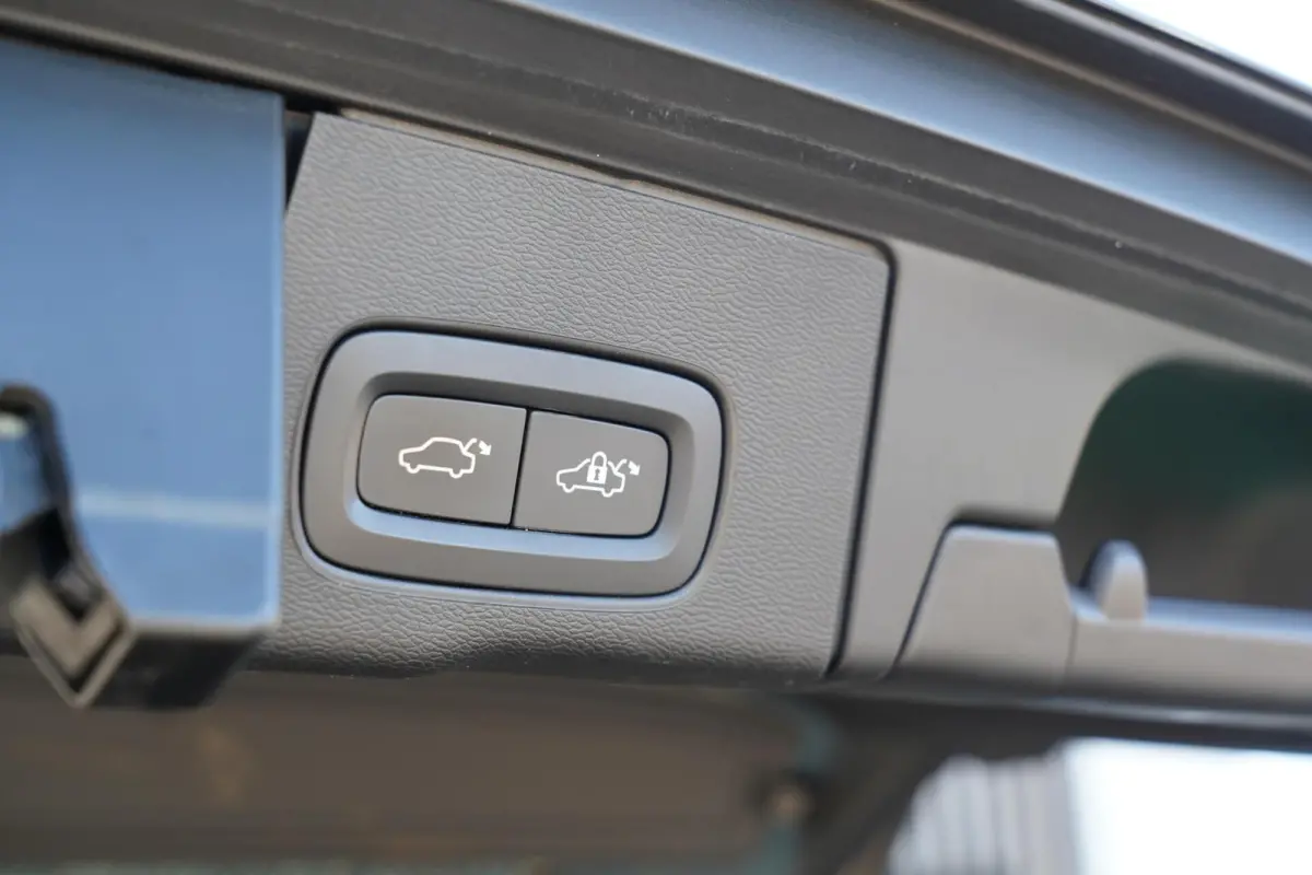 T6 Plug-in hybrid AWD Plus Dark Long Range | Trekhaak | Panoramisch schuif/kanteldak | 360 graden camera | Stoel en stuurwielverwarming | Parkeerverwarming | Adaptieve cruise control incl. B