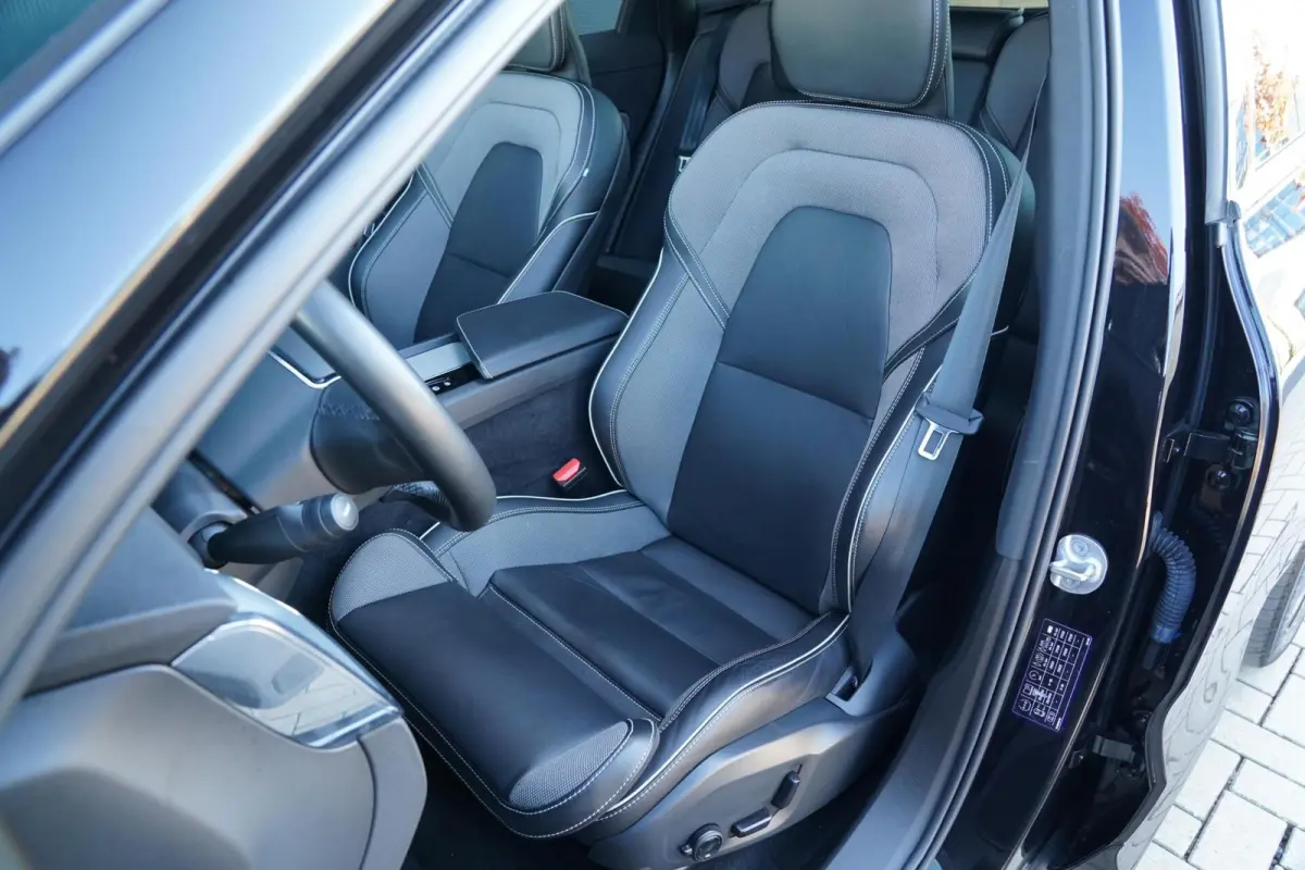 T6 Plug-in hybrid AWD Plus Dark Long Range | Trekhaak | Panoramisch schuif/kanteldak | 360 graden camera | Stoel en stuurwielverwarming | Parkeerverwarming | Adaptieve cruise control incl. B