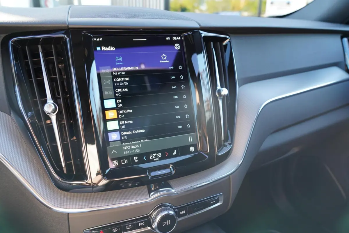 T6 Plug-in hybrid AWD Plus Dark Long Range | Trekhaak | Panoramisch schuif/kanteldak | 360 graden camera | Stoel en stuurwielverwarming | Parkeerverwarming | Adaptieve cruise control incl. B