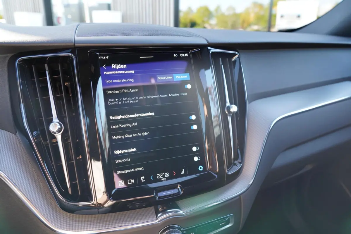 T6 Plug-in hybrid AWD Plus Dark Long Range | Trekhaak | Panoramisch schuif/kanteldak | 360 graden camera | Stoel en stuurwielverwarming | Parkeerverwarming | Adaptieve cruise control incl. B