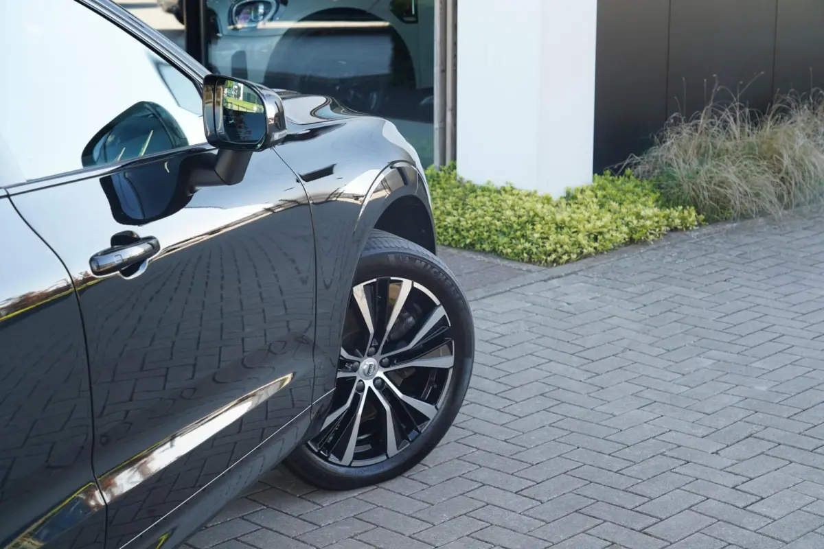 T6 Plug-in hybrid AWD Plus Dark Long Range | Trekhaak | Panoramisch schuif/kanteldak | 360 graden camera | Stoel en stuurwielverwarming | Parkeerverwarming | Adaptieve cruise control incl. B
