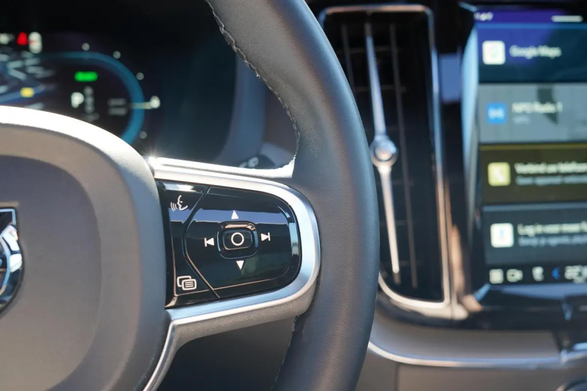 T6 Plug-in hybrid AWD Plus Dark Long Range | Trekhaak | Panoramisch schuif/kanteldak | 360 graden camera | Stoel en stuurwielverwarming | Parkeerverwarming | Adaptieve cruise control incl. B