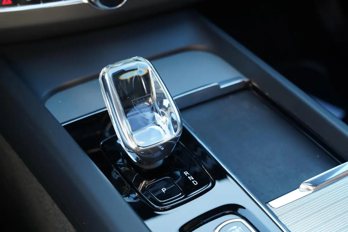 T6 Plug-in hybrid AWD Plus Dark Long Range | Trekhaak | Panoramisch schuif/kanteldak | 360 graden camera | Stoel en stuurwielverwarming | Parkeerverwarming | Adaptieve cruise control incl. B