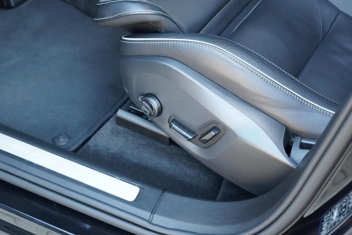 T6 Plug-in hybrid AWD Plus Dark Long Range | Trekhaak | Panoramisch schuif/kanteldak | 360 graden camera | Stoel en stuurwielverwarming | Parkeerverwarming | Adaptieve cruise control incl. B