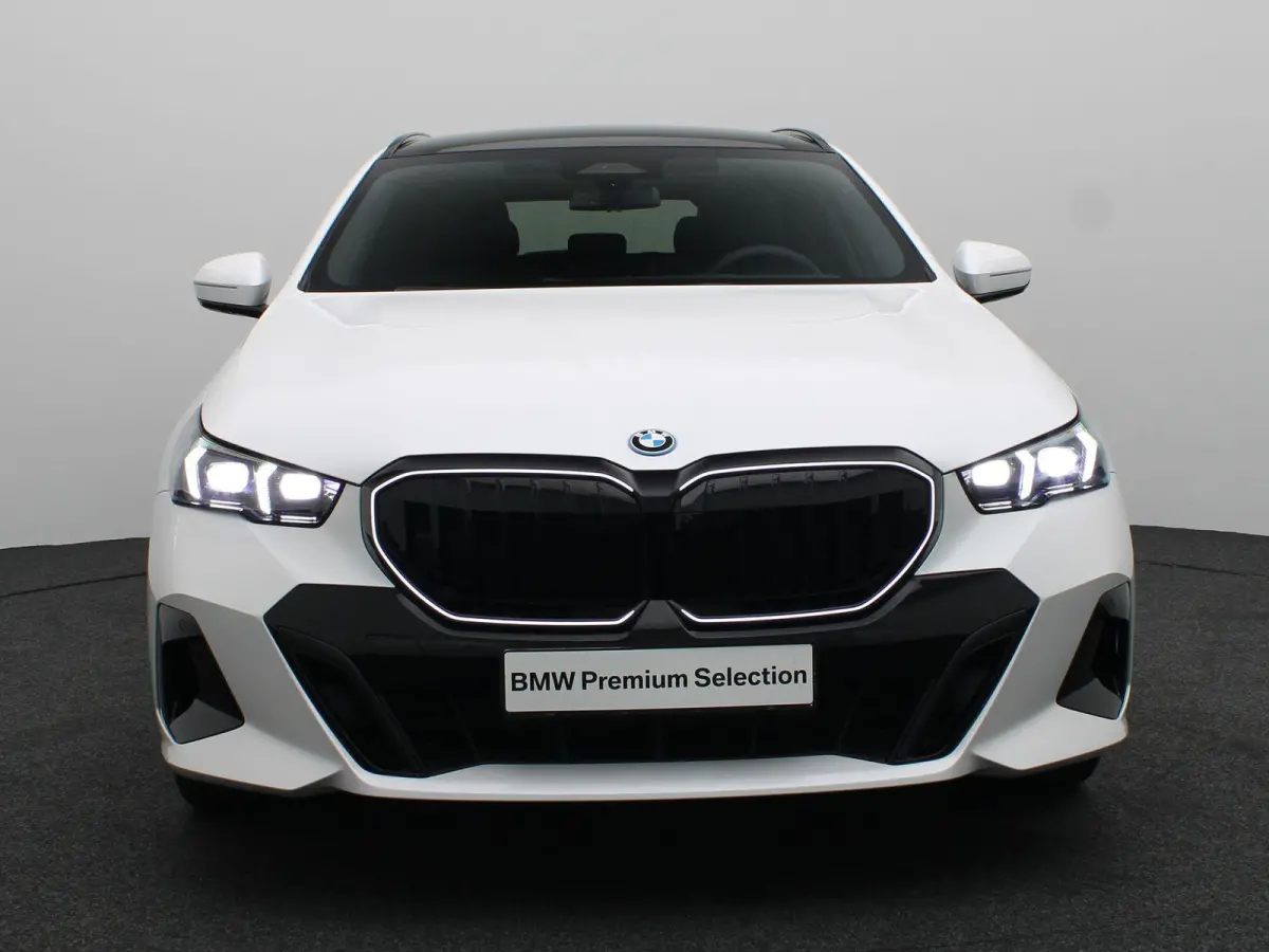 530e M Sport Edition | M Sportpakket Pro | SoH 100% | Travel Pack | Innovation Pack | Trekhaak | Panoramadak | Comfortstoelen | Driving Assistant Plus | Bowers & Wilkins | 20''