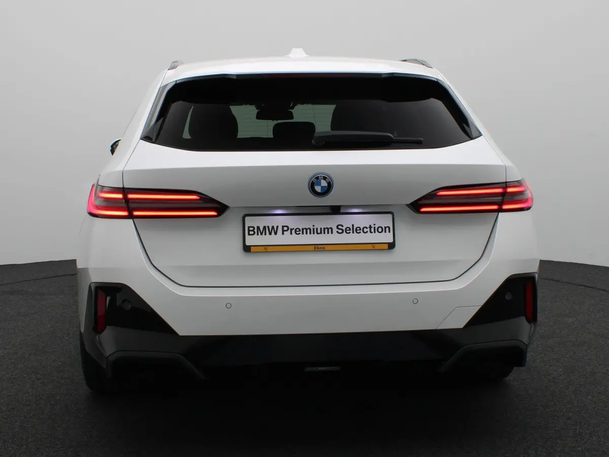 530e M Sport Edition | M Sportpakket Pro | SoH 100% | Travel Pack | Innovation Pack | Trekhaak | Panoramadak | Comfortstoelen | Driving Assistant Plus | Bowers & Wilkins | 20''