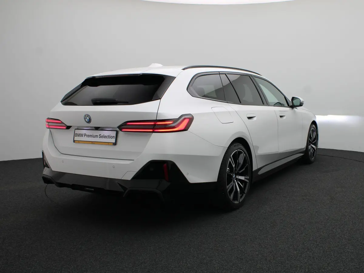 530e M Sport Edition | M Sportpakket Pro | SoH 100% | Travel Pack | Innovation Pack | Trekhaak | Panoramadak | Comfortstoelen | Driving Assistant Plus | Bowers & Wilkins | 20''