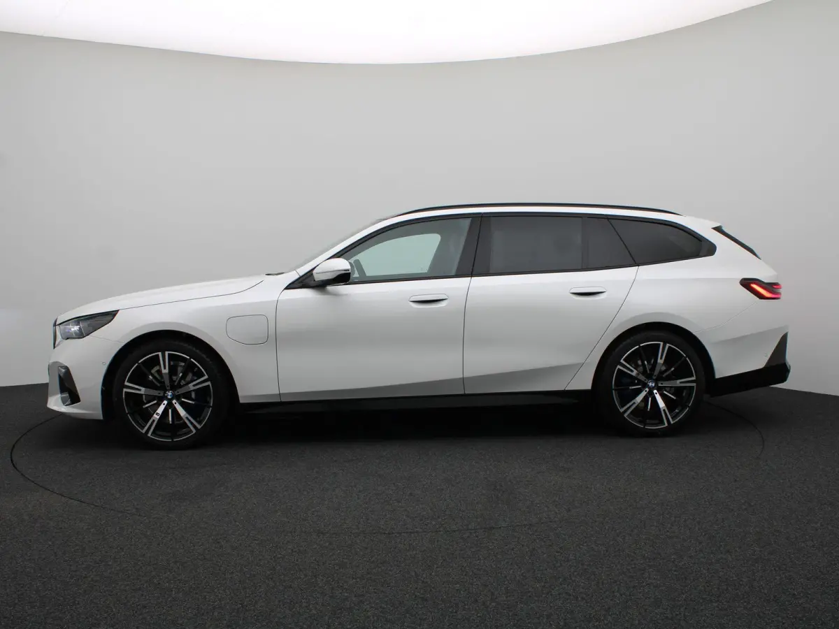 530e M Sport Edition | M Sportpakket Pro | SoH 100% | Travel Pack | Innovation Pack | Trekhaak | Panoramadak | Comfortstoelen | Driving Assistant Plus | Bowers & Wilkins | 20''
