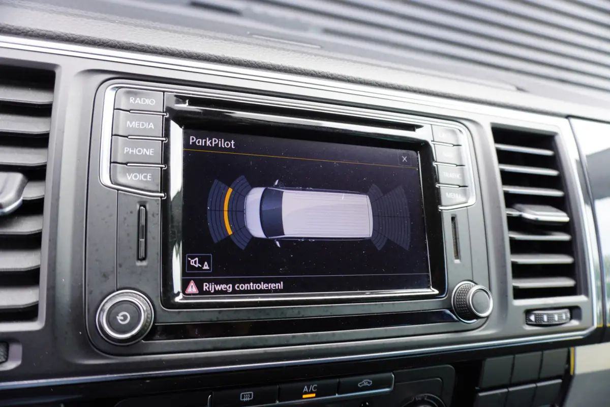 140pk Automaat L2H1 Lederen interieur Navigatie Trekhaak Parkeersensoren Cruise control Airco