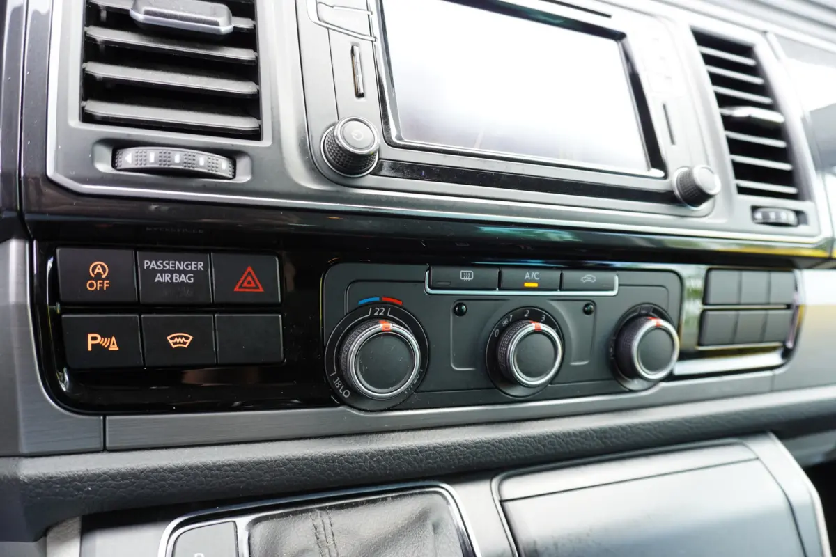 140pk Automaat L2H1 Lederen interieur Navigatie Trekhaak Parkeersensoren Cruise control Airco